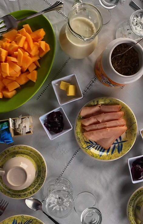 Mesa de desayuno con productos locales